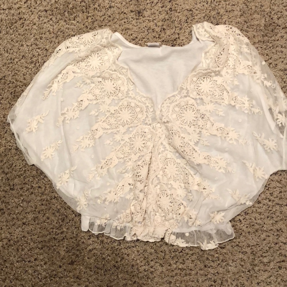 Cream Colored Lacy Blouse ❣️